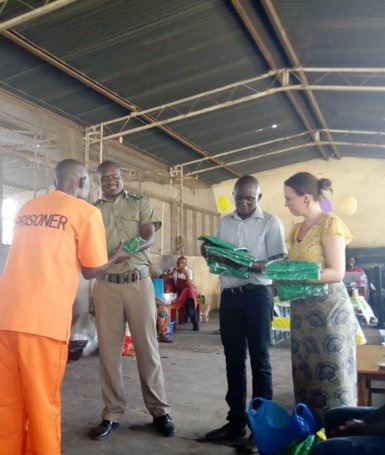 Anne Egelund og Obed Kunda (Ubumi) uddeler T-shirts til Ubumis frivillige i fængslet i Kabwe